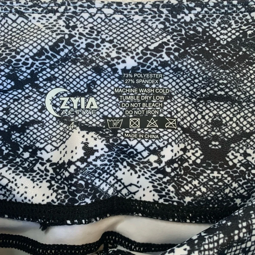 ZYIA Active Cobra Metallic Pocket Light n Tight Hi-Rise Capri Size 4 NWT - Picture 3 of 4